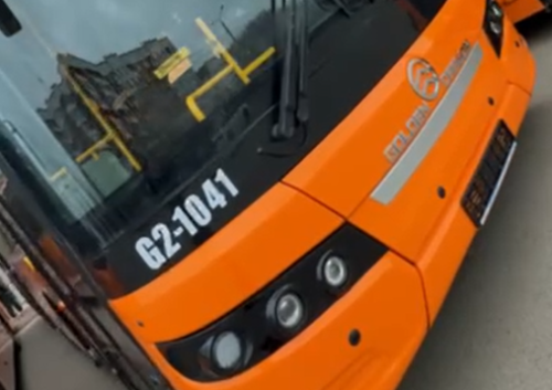 Пассажирский автобус в Павлодаре наехал на крышку люка и был поврежден