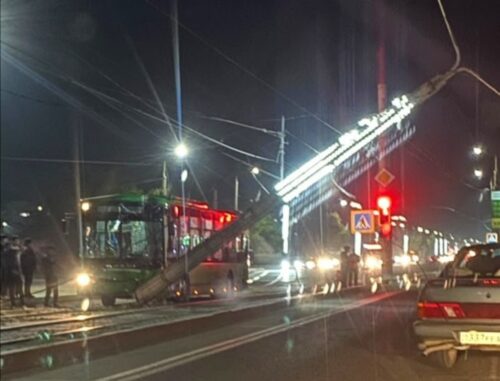 Автобус врезался в трамвайный столб в Павлодаре, водитель погиб