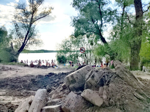 Битый пляж: Усольский берег так и не почистили от строительного мусора