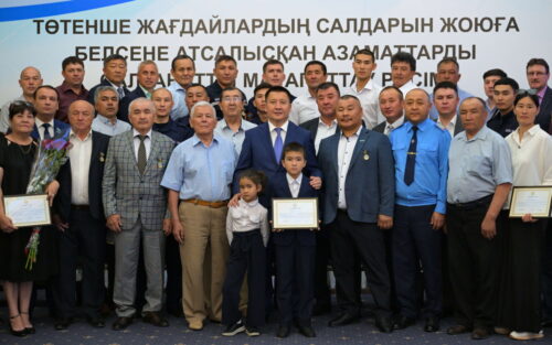 Асаин Байханов наградил павлодарцев-ликвидаторов ЧС