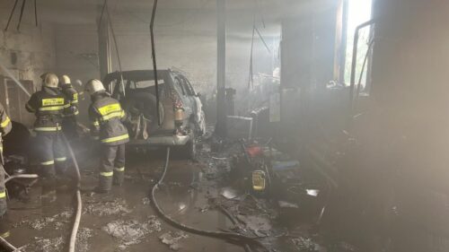 Две легковушки сгорели в загоревшемся СТО в Павлодаре