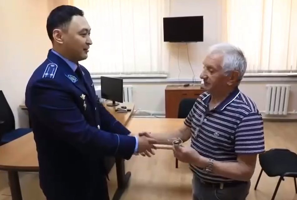 Павлодарцы украли у аргентинца в Астане позолоченные очки за 2000$