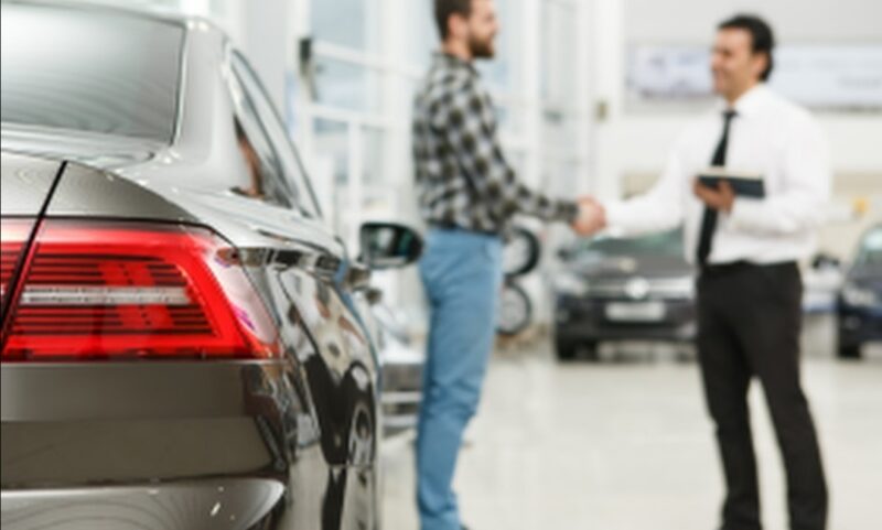 Павлодарцу продали крашеное авто в салоне
