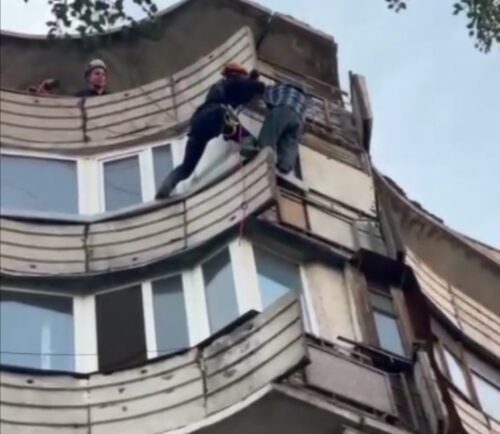 Пожилой житель Павлодара повис на балконе восьмого этажа