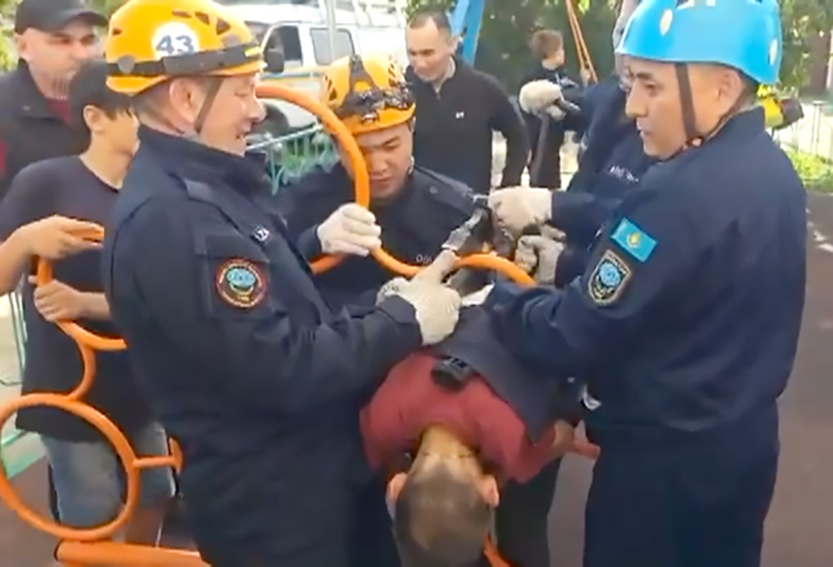 Застрял на детской площадке: павлодарские спасатели извлекли мальчика из конструкции