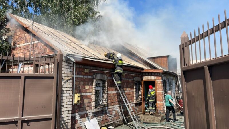 В Павлодаре загорелся частный дом