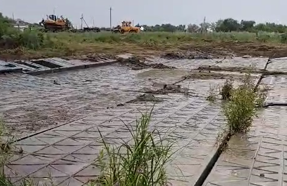 Затонувший понтонный мост вытащили в Павлодарской области