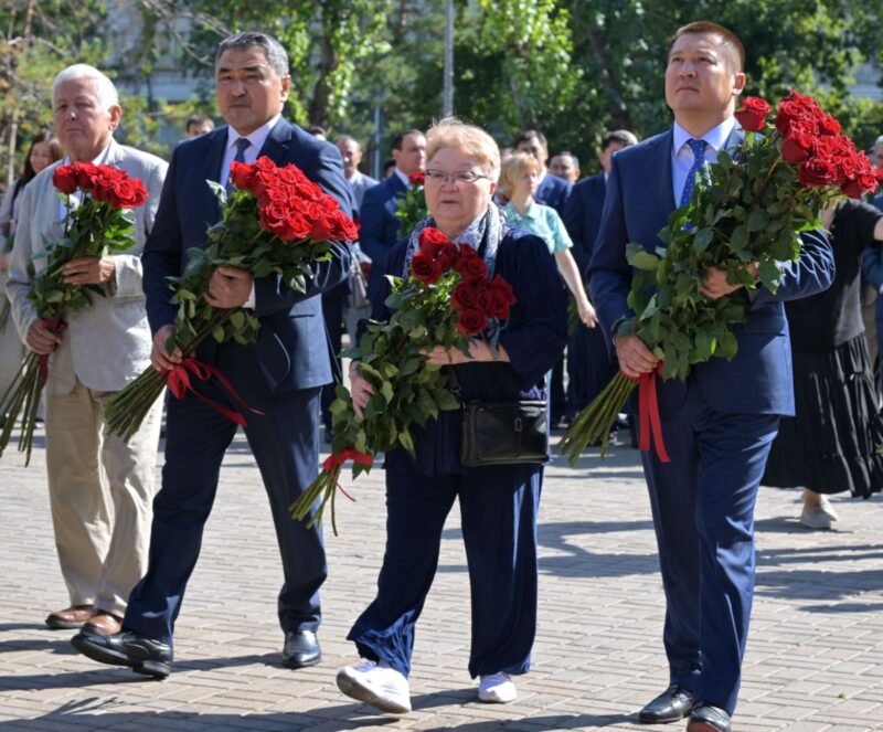 В Павлодаре возложили цветы к памятнику Сатпаеву