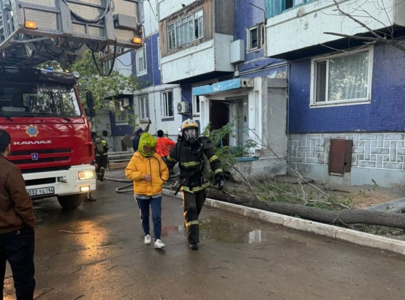 В Экибастузе при пожаре в многоэтажке спасли шестерых человек