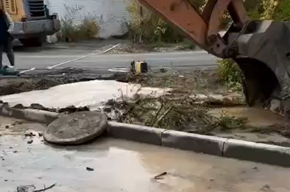 В Экибастузе самовольные копатели оставили без воды роддом