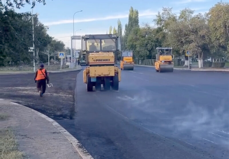 В Павлодаре продолжают асфальтирование улиц