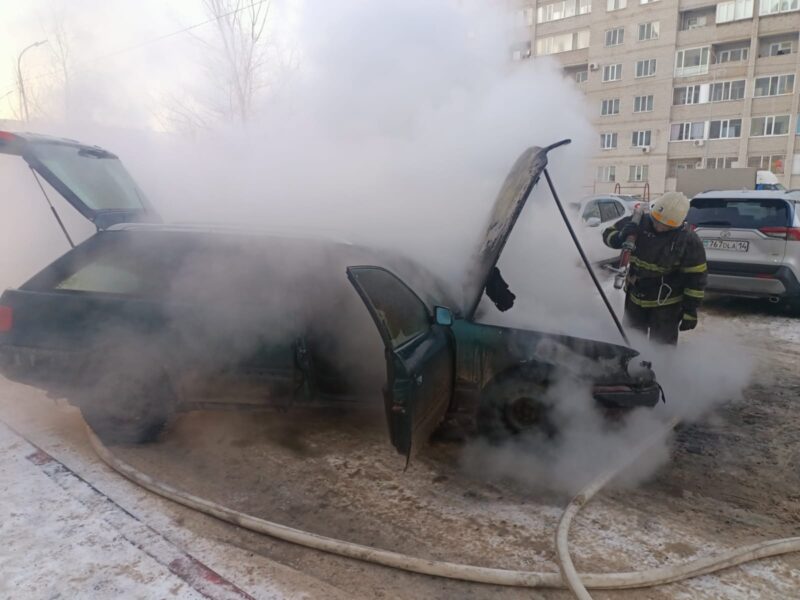 Павлодарские пожарные потушили две загоревшиеся легковушки