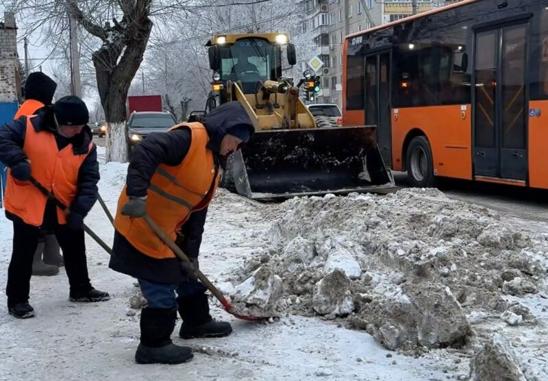 На уборке снега во дворах Павлодара задействовали более 100 единиц техники