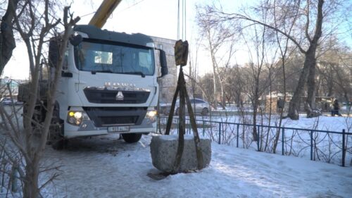 Во дворах Павлодара убрали бетонные блоки и турникеты