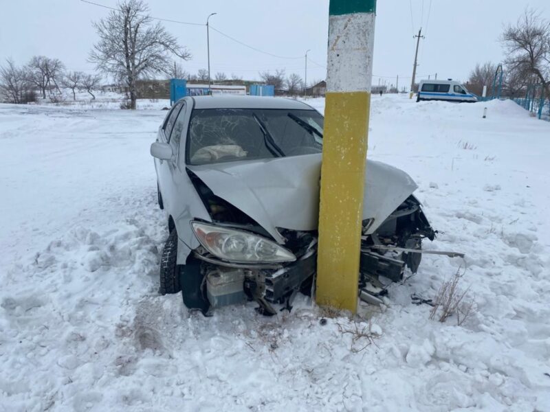 Toyota влетела в бетонный столб: пострадали двое павлодарцев