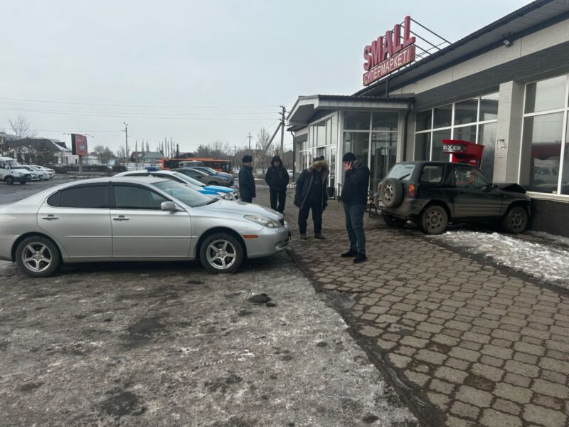 В Экибастузе легковушка влетела в стену магазина