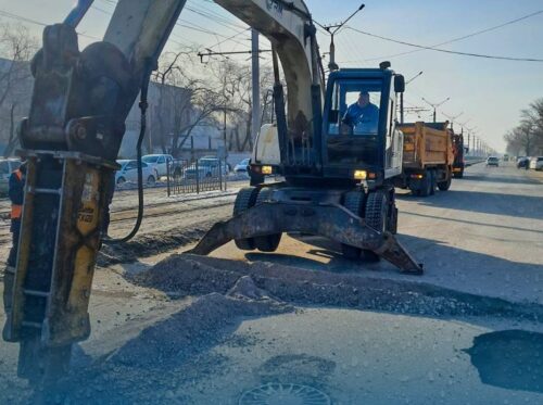 В Павлодаре на пересечении Назарбаева и Ломова провалился колодец