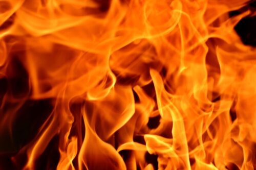 В Павлодаре загорелся подвал бизнес-центра на Бектурова
