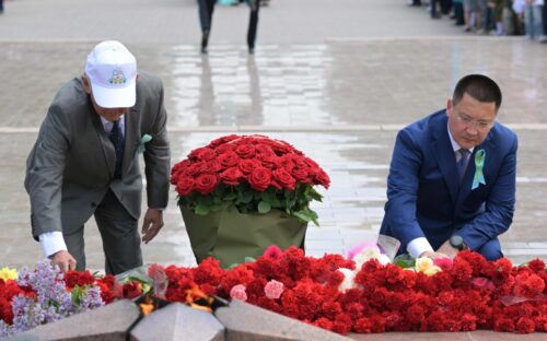 Павлодарцы возложили цветы к обелиску Славы