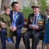 Асаин Байханов вручил павлодарским ветеранам юбилейные медали