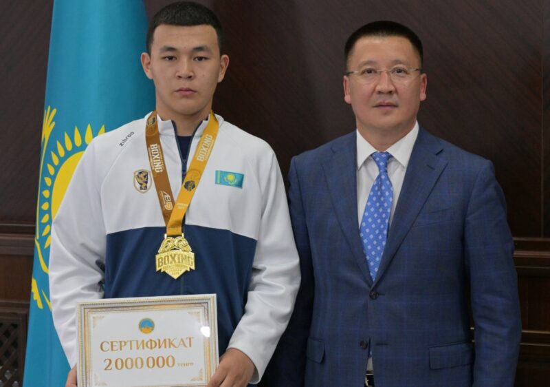 Асаин Байханов вручил сертификат победителю чемпионата Азии по боксу