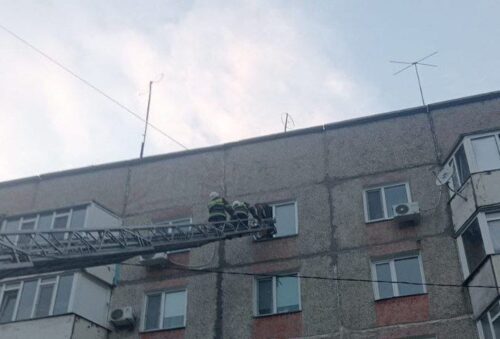В Павлодарской области пьяный мужчина угрожал выпрыгнуть из окна