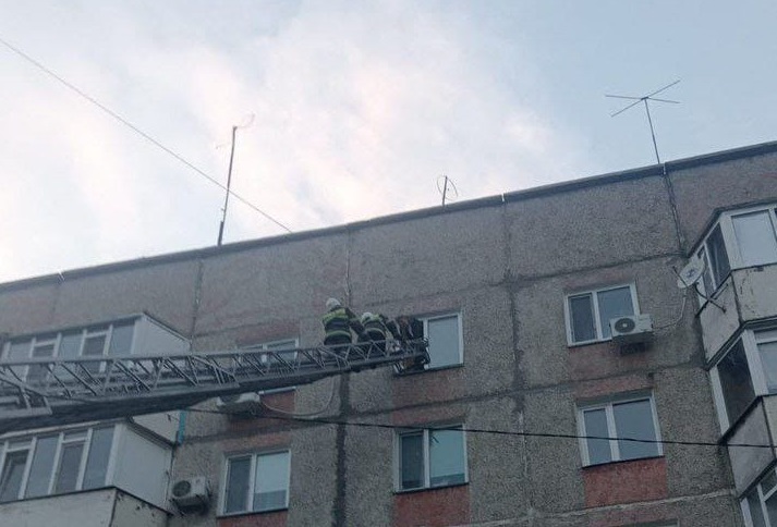 В Павлодарской области пьяный мужчина угрожал выпрыгнуть из окна