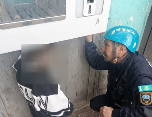 В Экибастузе мальчик застрял в аппарате по продаже воды