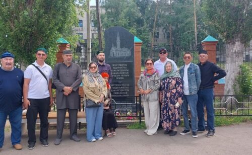 Потомки знаменитого купца увидели шедевр прадеда, сохранённый Даниалом Ахметовым
