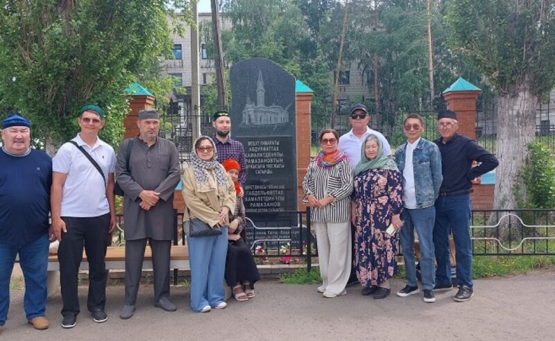Потомки знаменитого купца увидели шедевр прадеда, сохранённый Даниалом Ахметовым