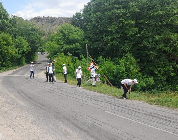 Студенты помогли лесникам Баянаульского нацпарка собрать мусор после отдыхающих