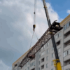 Последствия урагана: в Аксу сняли с крыши многоэтажки стрелу крана весом 23 тонны