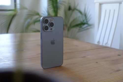 В Павлодаре водитель трамвая вернул потерянный ребенком iPhone