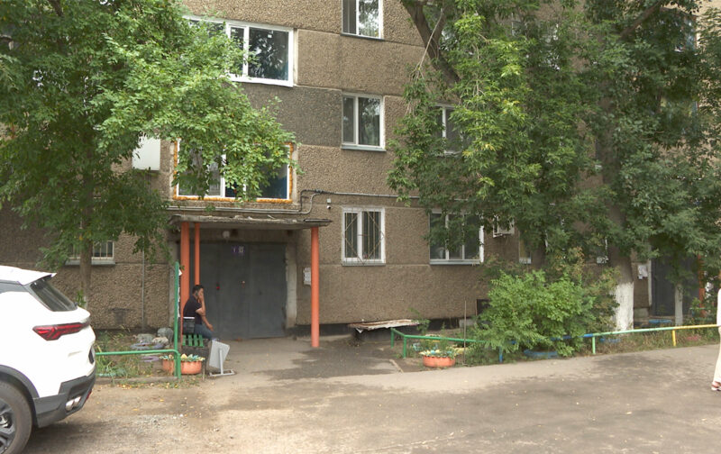 «Она уже прыгала в прошлом году»: соседи рассказали о женщине, выбросившей своих детей с пятого этажа