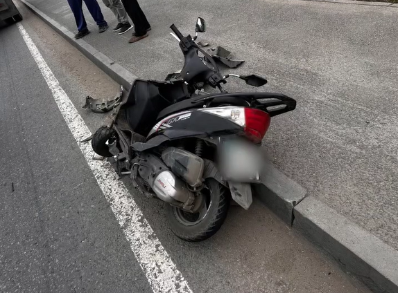 Скутерист влетел в грузовик в пригороде Павлодара