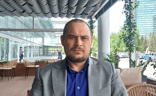 Даже после насекомого на шее Джей Ло Минсельхоз не верит в саранчу