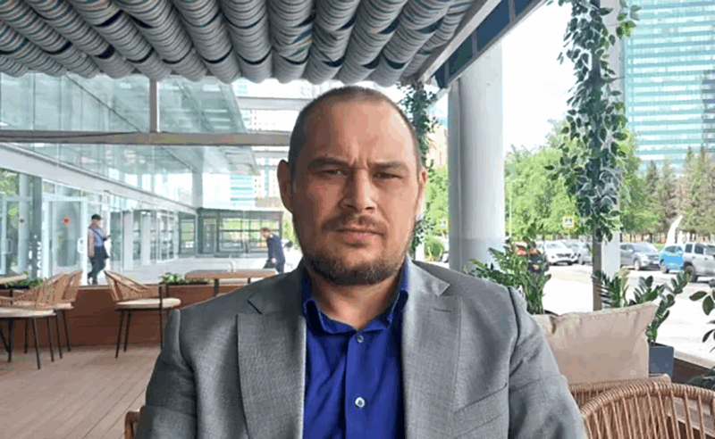Даже после насекомого на шее Джей Ло Минсельхоз не верит в саранчу