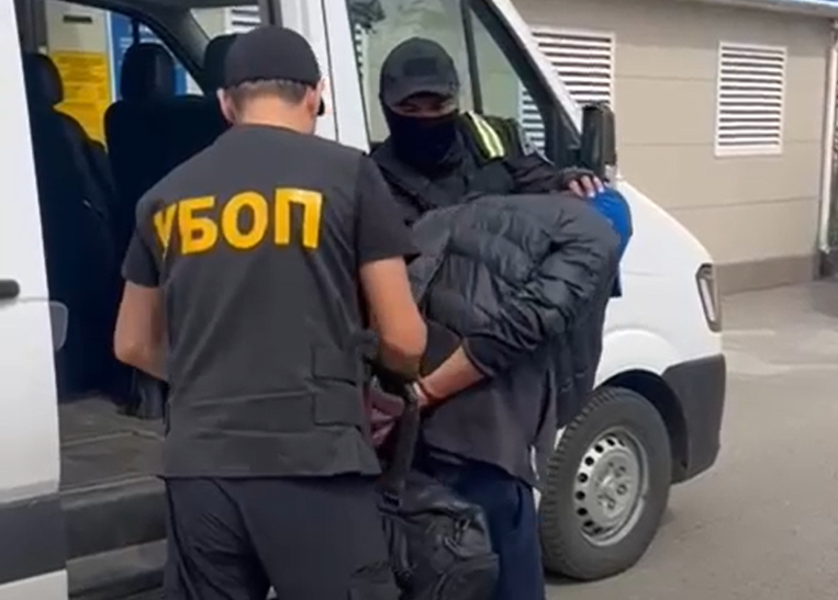 Двух павлодарцев арестовали за вымогательство денег у военного