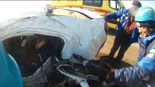 Под Экибастузом легковушка снесла фонарный столб: пассажира зажало на заднем сидении