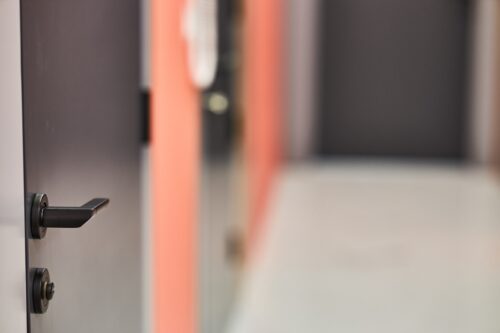 Павлодарец оказался заперт в собственном туалете
