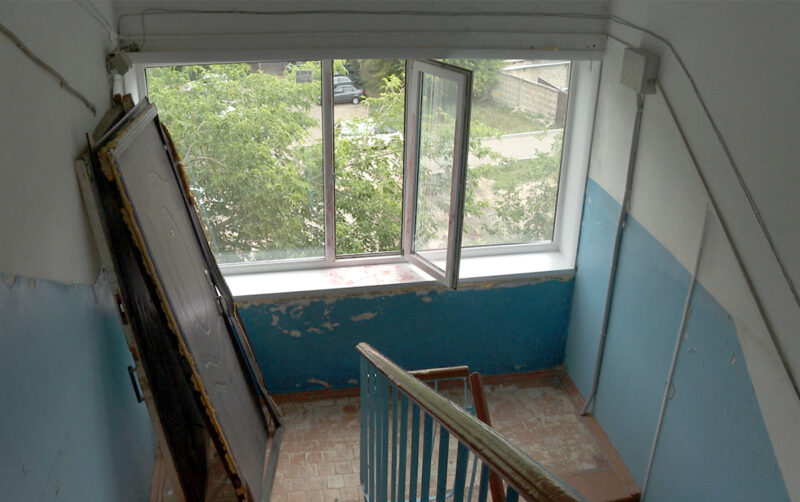 Мать выбросила детей из окна: суд над павлодаркой начнется в ноябре