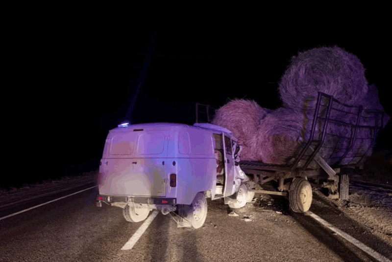 На павлодарской трассе УАЗ врезался в трактор: один человек погиб