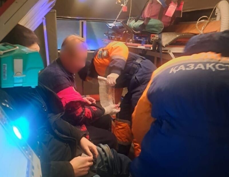 На трассе Кызылорда-Павлодар перевернулась легковушка: пострадало четверо человек