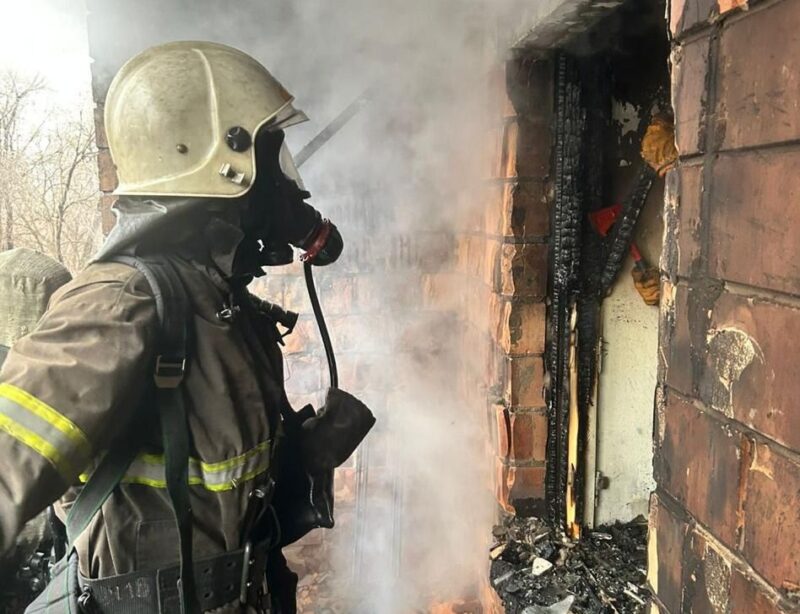 В Павлодаре в многоэтажке на Ломова загорелась лоджия