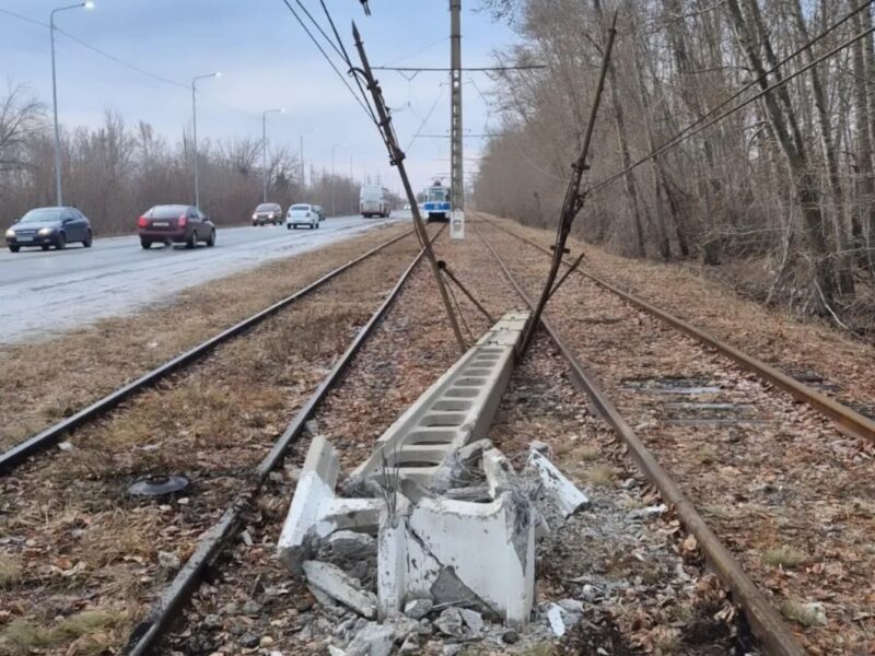 В районе павлодарской ТЭЦ-3 снесли столб на трамвайных путях
