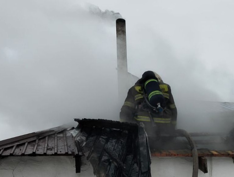 В Павлодаре загорелась крыша частного дома