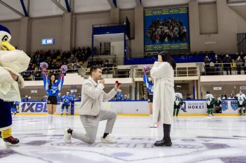В Павлодаре болельщик сделал предложение девушке на льду
