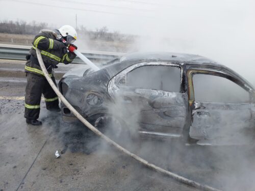 Легковушка загорелась на трассе Павлодар-Астана: двое человек пострадали