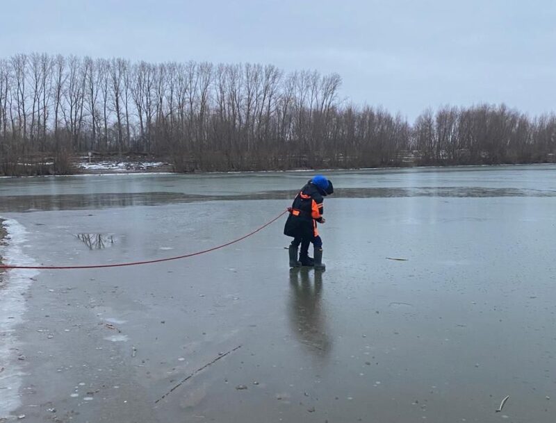 Пьяного павлодарца сняли с тонкого льда