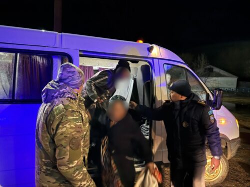 Замерзающих на трассе иностранцев спасли в Павлодарской области